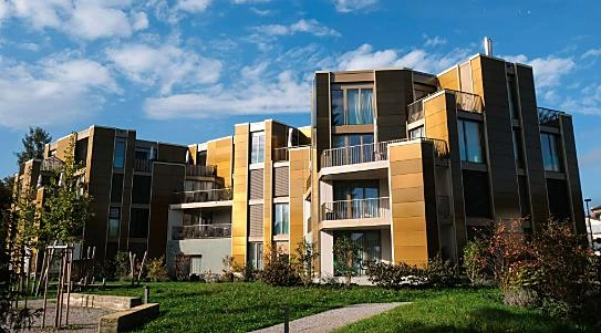 Goldfarbene Solarfassade als Teil einer Wohnarchitektur